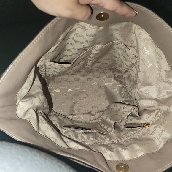 Michael Kors Gladstone Bucket Shoulder Bag TAUPE - Picture 8 of 10